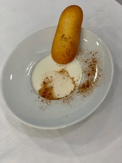 Una foto de Sopa de almendra navideña