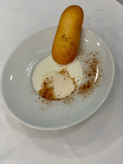 Una foto de Sopa de almendra navideña