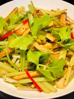 芹菜炒豆乾 的食譜成品照片