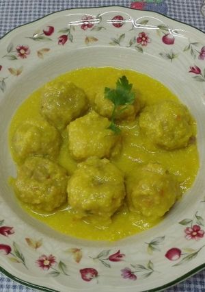 Una foto de Albóndigas de ternera y verduras en salsa de almendras. Thermomix