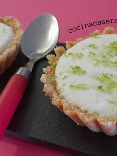 Una foto de Tartaletas de mousse de lima y limón
