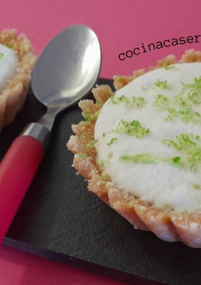 Una foto de Tartaletas de mousse de lima y limón