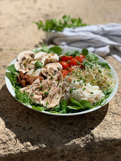 Una foto de Ensalada primaveral de berros y pollo al natural