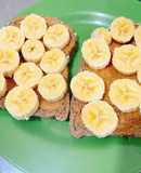 Bữa sáng nhanh gọn với bánh mì và chuối