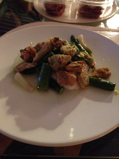 Una foto de Merluza con tempura de alcachofa y ajetes y espárragos confitados en aceite aromático de ajo