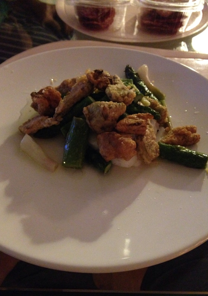 Una foto de Merluza con tempura de alcachofa y ajetes y espárragos confitados en aceite aromático de ajo