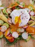 Salade de saison avec son œuf mollet