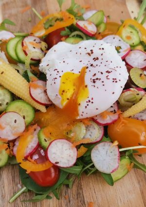 Une photo de Salade de saison avec son œuf mollet