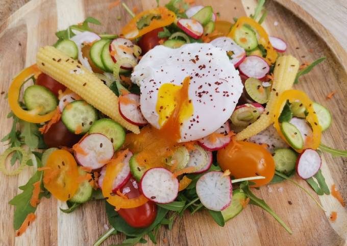 Salade de saison avec son œuf mollet