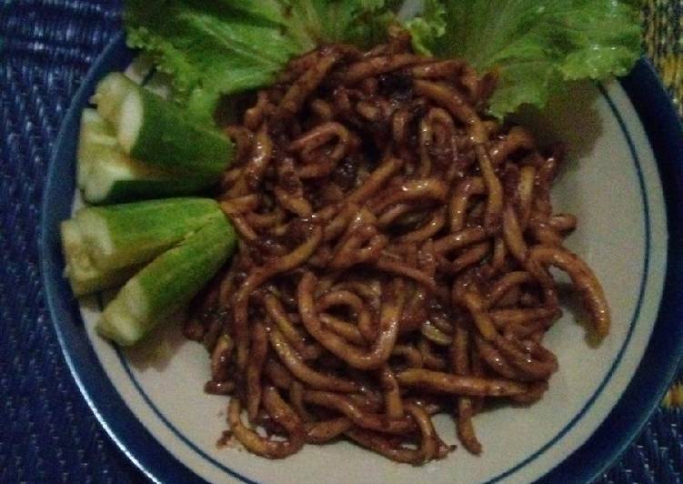 Langkah Mudah untuk Menyiapkan Mie telor bumbu pecel, Bisa Manjain Lidah