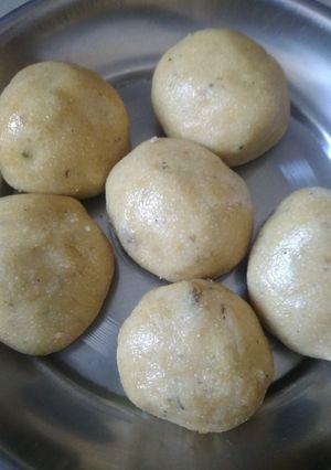 A picture of રવા અને દાળિયા ની લાડુડી.