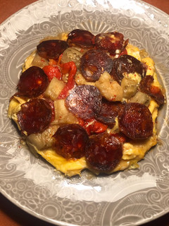 Una foto de Tortilla abierta de verdura asada y chorizo de Salamanca