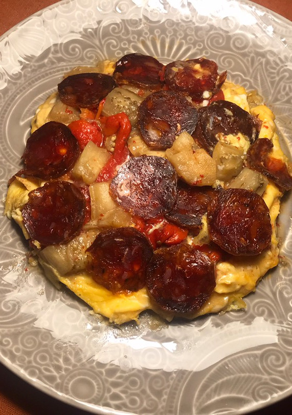 Una foto de Tortilla abierta de verdura asada y chorizo de Salamanca