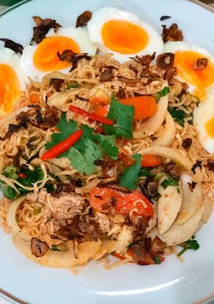รูปของ ยำมาม่าหมูสับไข่ต้มยางมะตูม