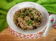 Una foto di zuppa orzo