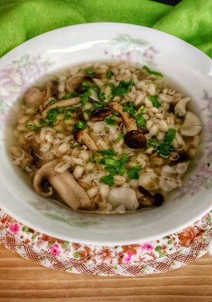 Foto di Zuppa di orzo perlato e funghi misti