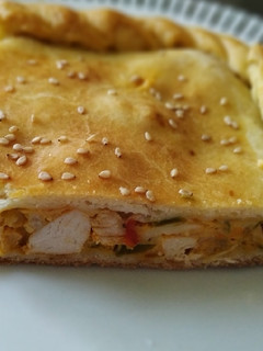 Una foto de Torta de pollo y zapallitos 😋
