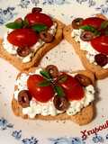 2️⃣3️⃣Ελαφρύ πρωινό με φρυγανιές, cottage cheese, ντοματίνια κι ελιές