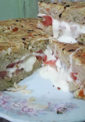 Una foto de Tortilla de fideos rellena