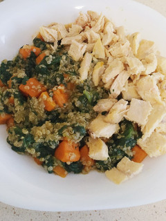 Una foto de Quinoa con verduras y pollo