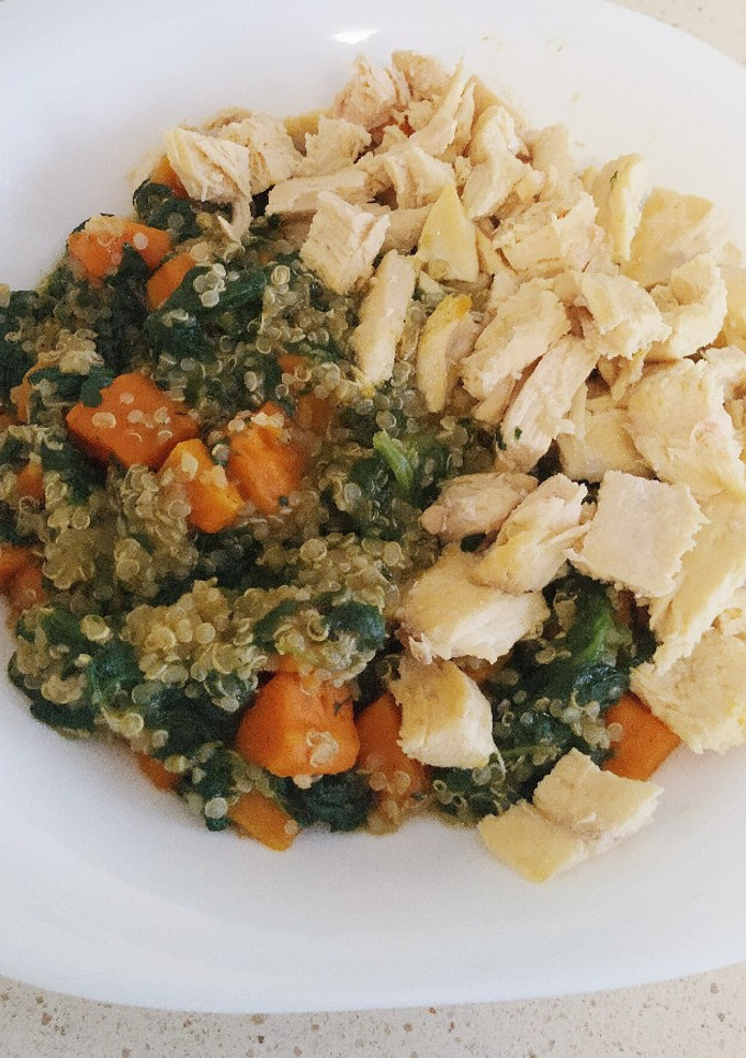 Una foto de Quinoa con verduras y pollo
