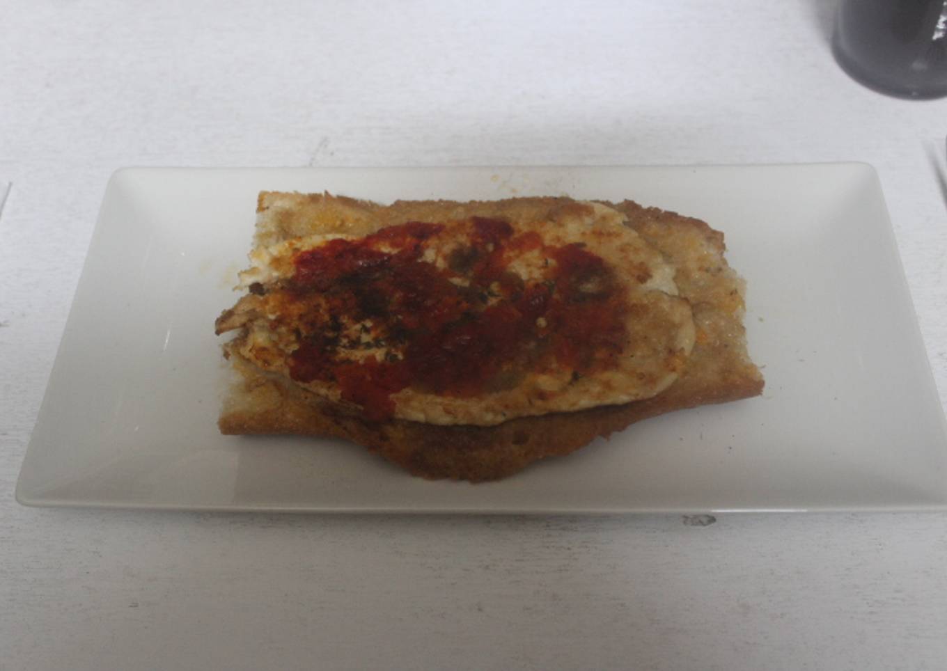 Pan pizza de pechuga de pollo con verduras asadas