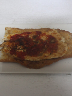 Una foto de Pan pizza de pechuga de pollo con verduras asadas
