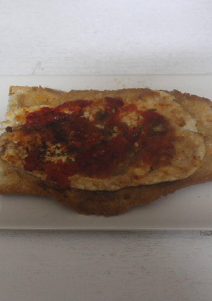 Una foto de Pan pizza de pechuga de pollo con verduras asadas