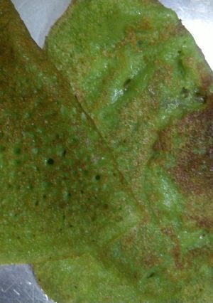 A picture of Spinach moong dal dosa.
