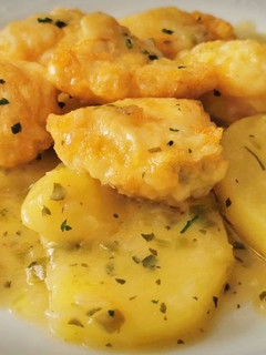 Una foto de Patatas con rape rebozado y en salsa verde
