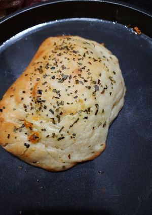 ગાર્લિક બ્રેડ (Garlic Bread Recipe In Gujarati) રેસીપી મુખ્ય ફોટો