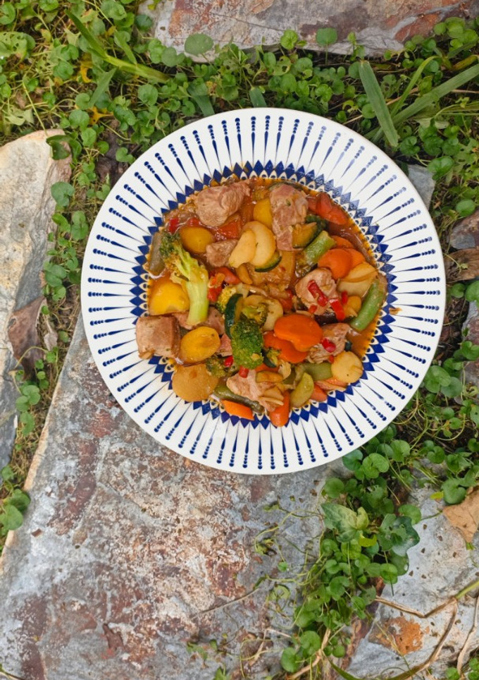 Una foto de Pavo con wok de verduras