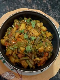 बीन्स,आलू की सूखी सब्जी (beans aaloo ki sabzi recipe in Hindi) रेसिपी मुख्य फोटो