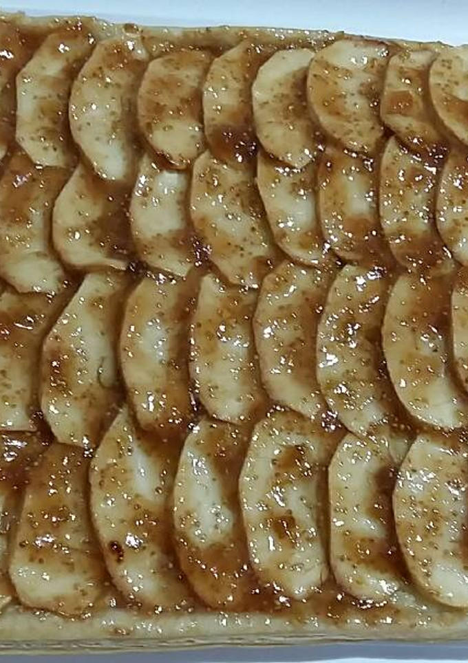 Una foto de Tarta de🍎manzana🍏 crema y mermelada de higos