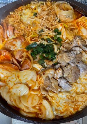 Hình của món Rabokki hàn quốc.
