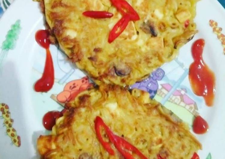 Langkah Mudah untuk Menyiapkan Omelette mie telur dan ayam, Enak