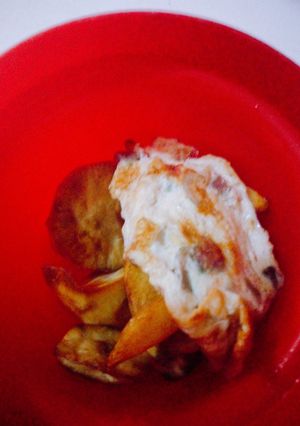 A picture of Fried egg, potatoes and plantain.