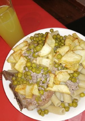 Una foto de Chuletas averjadas con fideos y papas fritas
