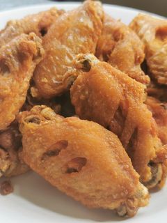 รูปของ ปีกไก่ทอดเกลือคลุกน้ำปลา