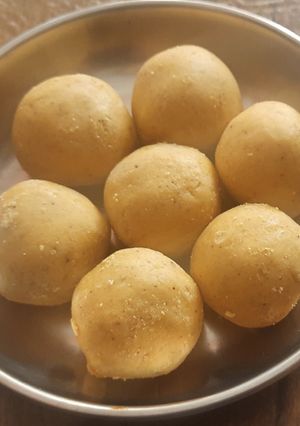 बेसन लाडू (besan laddu recipe in marathi) रेसिपी चे मुख्य फोटो 