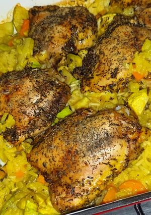 Une photo de Poulet, légumes et riz au four