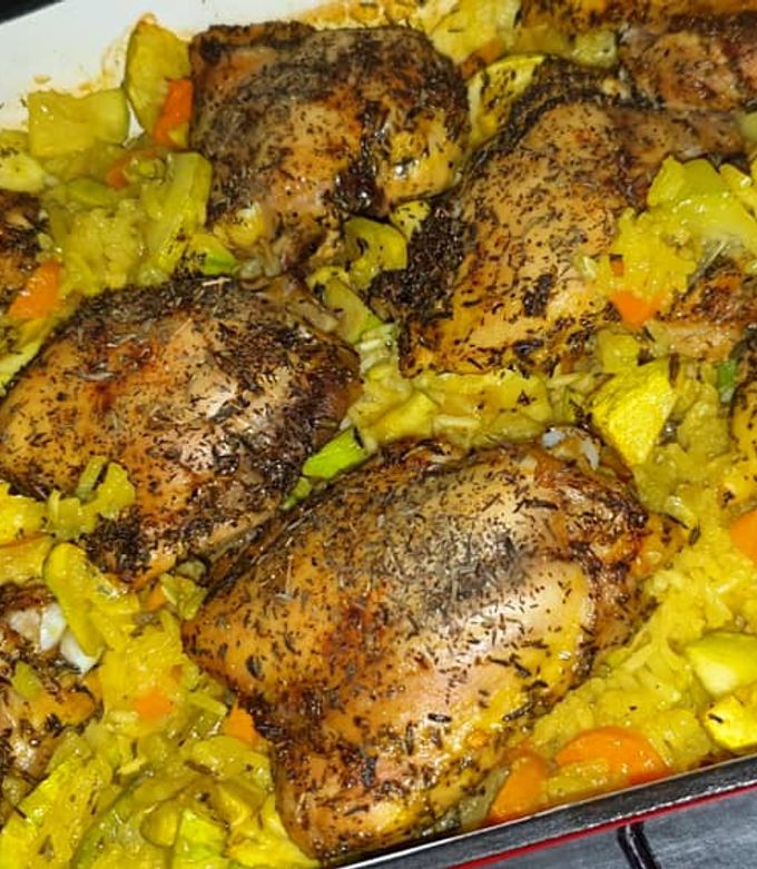 Une photo de Poulet, légumes et riz au four