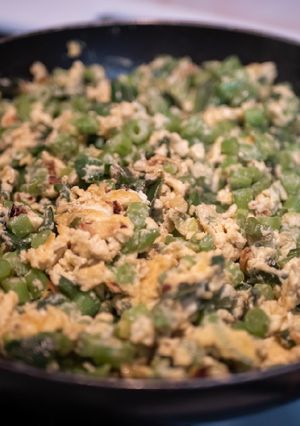 Una foto de Rajas poblanas con ejotes huevo