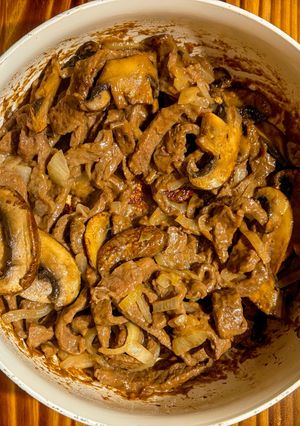 A picture of Beef Stir Fry with Shiitake Mushrooms and Onions 🧅.