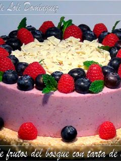 Una foto de Tarta de frutos del bosque con bizcocho de almendras