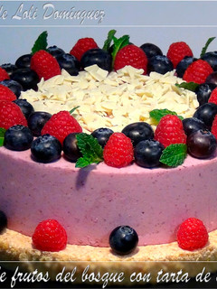 Foto principal de Tarta de frutos del bosque con bizcocho de almendras
