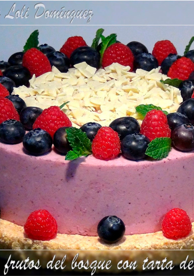 Una foto de Tarta de frutos del bosque con bizcocho de almendras
