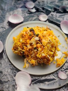 हैदराबादी चिकन बिर्याणी (chicken biryani recipe in marathi) रेसिपी चे मुख्य फोटो 