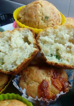 Una foto de Muffins de verdeo, queso y nueces