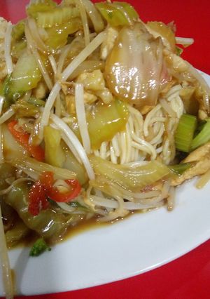Una foto de Tallarines con puro pak choi